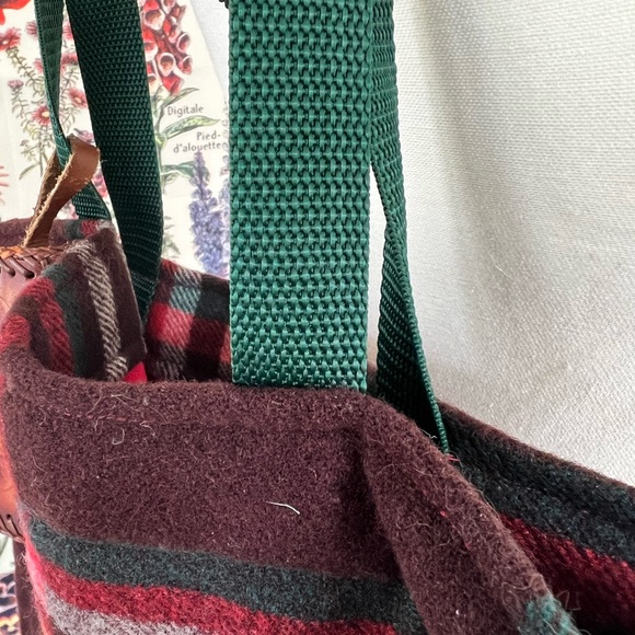 Handmade wool tote. Red interior with nylon handles and western coin purse. - Picture 6 of 7